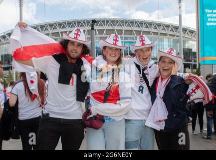 Londres, Royaume-Uni. 07e juillet 2021. Supporters de football avant l'Angleterre contre le Danemark Euro 2020 semi-finale au stade Wembley, Londres, Angleterre le 7 juillet 2021. Photo par Andrew Aleksiejczuk/Prime Media Images. Crédit : Prime Media Images/Alamy Live News Banque D'Images