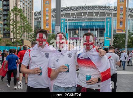 Londres, Royaume-Uni. 07e juillet 2021. Supporters de football avant l'Angleterre contre le Danemark Euro 2020 semi-finale au stade Wembley, Londres, Angleterre le 7 juillet 2021. Photo par Andrew Aleksiejczuk/Prime Media Images. Crédit : Prime Media Images/Alamy Live News Banque D'Images