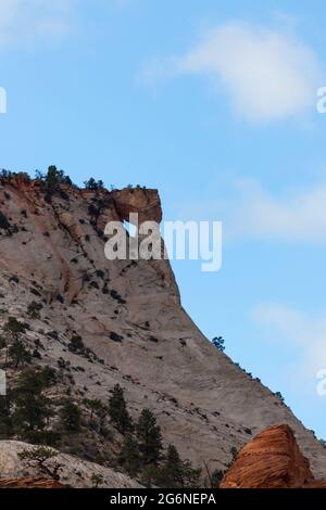 Les sédiments anciens tournés vers la roche s'érodent lentement pour révéler des éléments intéressants tels que des fenêtres d'arche dans le parc national de Zion situé dans l'Utah. Banque D'Images