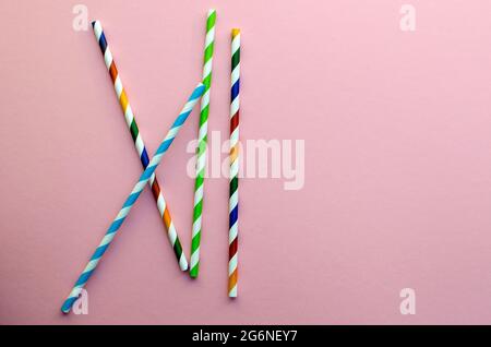 Boissons de papier pailles colorées pour les cocktails d'été sur fond rose avec espace de copie. Vue de dessus. Boire de la paille. Banque D'Images