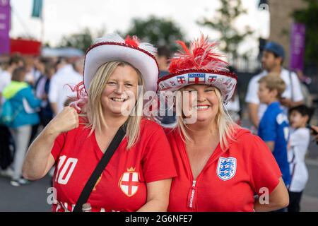 Londres, Royaume-Uni. 7 juillet 2021. Deux fans de l'Angleterre vêtus de vêtements de marque anglaise. Credit: Thomas Eddy/Alay Live News Banque D'Images