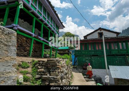 Nakthan, Inde - juin 2021 : vues du village de Nakthan dans la vallée de Parvati le 20 juin 2021 à Nakthan, Himachal Pradesh, Inde. Banque D'Images