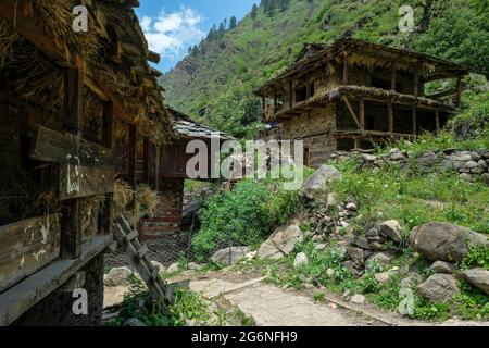 Nakthan, Inde - juin 2021 : vues du village de Nakthan dans la vallée de Parvati le 20 juin 2021 à Nakthan, Himachal Pradesh, Inde. Banque D'Images