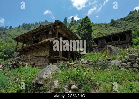 Nakthan, Inde - juin 2021 : vues du village de Nakthan dans la vallée de Parvati le 20 juin 2021 à Nakthan, Himachal Pradesh, Inde. Banque D'Images