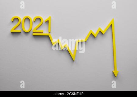Gros plan d'un diagramme avec une flèche jaune pointant vers le bas. Symbole de correction boursière. Effondrement des prix Banque D'Images