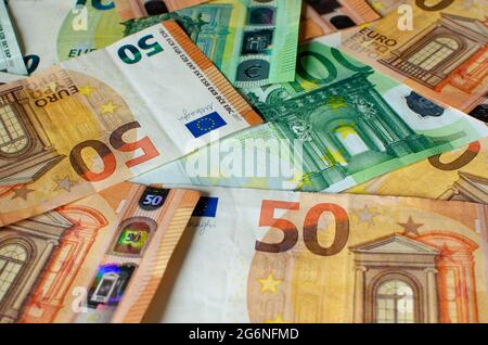 un tas de billets en papier en euros dans le cadre du système de paiement d'un seul pays. Banque D'Images