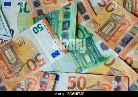 un tas de billets en papier en euros dans le cadre du système de paiement d'un seul pays. Banque D'Images