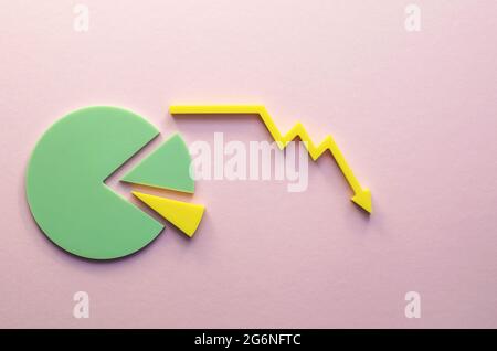 Gros plan d'un diagramme avec une flèche jaune pointant vers le bas. Symbole de correction boursière. Effondrement des prix Banque D'Images