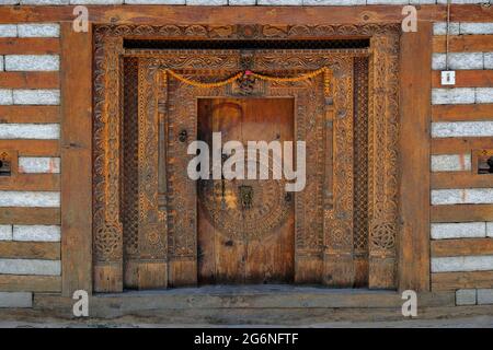 Vashisht, Inde - juin 2021 : détail d'une maison traditionnelle à Vashisht, près de Manali, le 23 juin 2021 à Himachal Pradesh, Inde. Banque D'Images