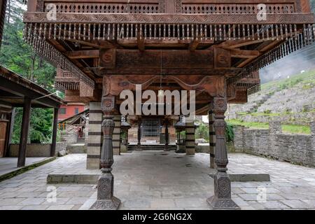 Naggar, Inde - juin 2021 : détail du temple de Tripura Sundari à Naggar le 24 juin 2021 à Himachal Pradesh, Inde. Banque D'Images