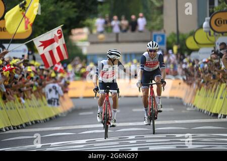 Malaucene, France, 7 juillet 2021. ELISSONDE Kenny (FRA) de TREK - SEGAFREDO et MOLLEMA Bauke (NED) de TREK - SEGAFREDO est arrivé en deuxième et troisième place au cours de l'étape 11 du Tour de France le mercredi 7 juillet 2021. Le crédit photo devrait se lire: Pete Goding/GodingImages Banque D'Images