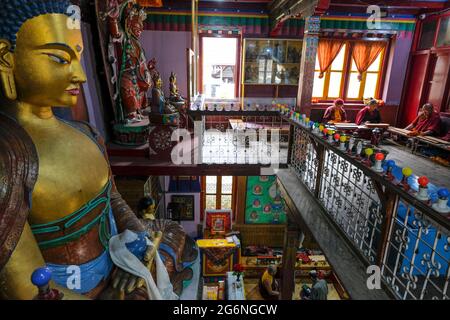 Manali, Inde - juin 2021 : des moines bouddhistes priant dans l'Himalaya Nyingmapa Gompa à Manali le 26 juin 2021 à Himachal Pradesh, Inde. Banque D'Images