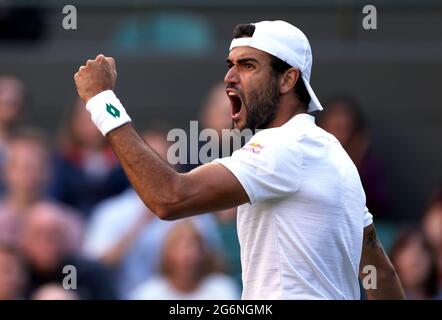 Matteo Berrettini célèbre la victoire de la 3e équipe contre Felix Augar Aliassime lors du match de finale du quart sur le court 1 le neuf jour de Wimbledon au All England Lawn tennis and Croquet Club, Wimbledon. Date de la photo: Mercredi 7 juillet 2021. Banque D'Images