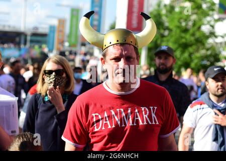 Londres, Royaume-Uni. 07e juillet 2021. Les fans arrivent pour la demi-finale de la coupe d'Europe entre l'Angleterre et le Danemark à Wembley, Angleterre crédit: SPP Sport Press photo. /Alamy Live News Banque D'Images