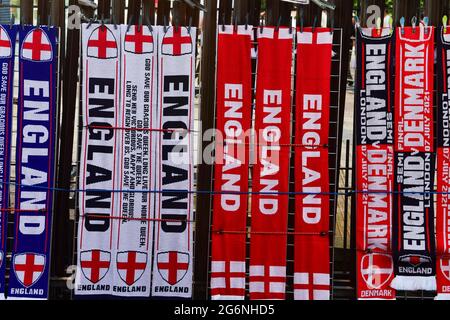 Londres, Royaume-Uni. 07e juillet 2021. Les fans arrivent pour la demi-finale de la coupe d'Europe entre l'Angleterre et le Danemark à Wembley, Angleterre crédit: SPP Sport Press photo. /Alamy Live News Banque D'Images