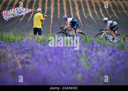 L'irlandais Daniel Dan Martin de la nation de départ d'Israël et le français Julian Alaphilippe de Deceuninck - Quick-Step photographié en action pendant la phase 10 de la 1 Banque D'Images