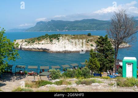 Amasra, Turquie - juin 26 2021 : l'arbre pleurant et le parc autour de lui Banque D'Images