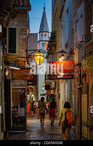 Budva, Monténégro - 17 septembre 2015 : rue de la vieille ville la nuit avec boutiques et cafés. Monténégro, Balkans, Europe voyage. Banque D'Images