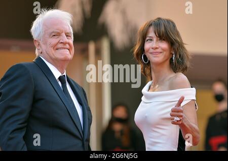 Cannes, France. 07e juillet 2021. André Dussollier et Sophie Marceau assistent à la projection du film 'tout s'est bien passé' lors du 74e Festival annuel de Cannes au Palais des Festivals. Credit: Stefanie Rex/dpa-Zentralbild/dpa/Alay Live News Banque D'Images