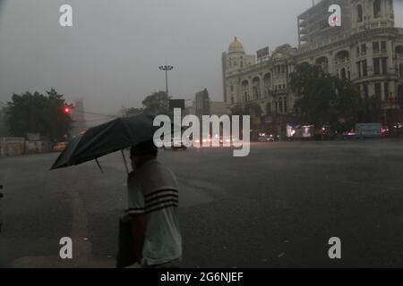 Kolkata, Inde. 07e juillet 2021. Des nuages sombres survolez le ciel et de fortes pluies, des véhicules sur le phare à 2:20P.M. à Kolkata . (Photo de Dipa Chakraborty/Pacific Press) crédit: Pacific Press Media production Corp./Alay Live News Banque D'Images