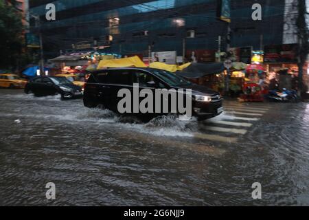 Kolkata, Inde. 07e juillet 2021. Des véhicules se sont enragé dans une rue engorée après la forte pluie dans la ville de Kolkata le 07 juillet 2021. (Photo de Dipa Chakraborty/Pacific Press) crédit: Pacific Press Media production Corp./Alay Live News Banque D'Images