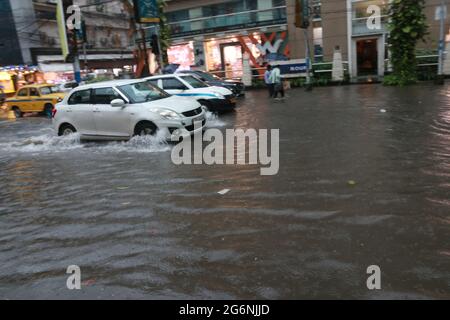 Kolkata, Inde. 07e juillet 2021. Des véhicules se sont enragé dans une rue engorée après la forte pluie dans la ville de Kolkata le 07 juillet 2021. (Photo de Dipa Chakraborty/Pacific Press) crédit: Pacific Press Media production Corp./Alay Live News Banque D'Images