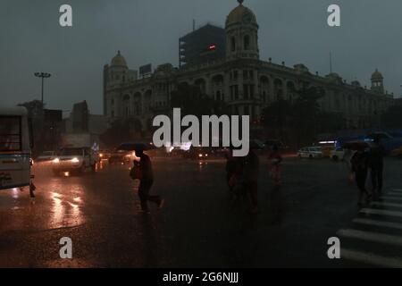 Kolkata, Inde. 07e juillet 2021. Des nuages sombres survolez le ciel et de fortes pluies, des véhicules sur le phare à 2:20P.M. à Kolkata . (Photo de Dipa Chakraborty/Pacific Press) crédit: Pacific Press Media production Corp./Alay Live News Banque D'Images