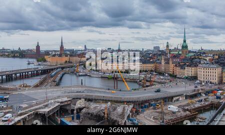 Une photo panoramique de la ville de Stockholm par une journée nuageux, montrant la vieille ville - Gamla Stan - sur la droite. Banque D'Images