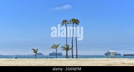 LONG BEACH, CALIFORNIE - 5 JUILLET 2021 : Belmont Shore Beach avec des navires de croisière, des voiliers et des gens sur le sable. Banque D'Images