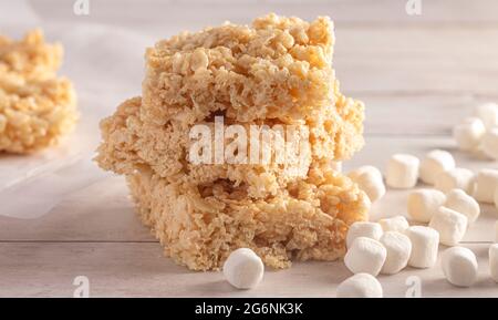 Barres de céréales à préparer pour le riz croustillant aux guimauves sur une table en bois blanc Banque D'Images