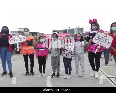 7 juillet 2021, LIMA, PÉROU: (INT) campagne de santé organisée par le gouvernement local dans le sud de Lima, Pérou. 7 juillet 2021, Lima, Pérou: La gestion des femmes et du développement social a organisé une campagne de santé à l'intention des enfants, des personnes âgées et des femmes vivant dans le district de San Juan de Miraflores, situé dans le sud de Lima. Cette campagne a offert des services de santé gratuits à tous les résidents invités. Il a porté sur la médecine générale, la nutrition, l'ophtalmologie et les conseils juridiques gratuits, en outre, des activités sportives ont été menées en présence des fonctionnaires en charge du Dr Draucine Banque D'Images