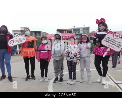 7 juillet 2021, LIMA, PÉROU: (INT) campagne de santé organisée par le gouvernement local dans le sud de Lima, Pérou. 7 juillet 2021, Lima, Pérou: La gestion des femmes et du développement social a organisé une campagne de santé à l'intention des enfants, des personnes âgées et des femmes vivant dans le district de San Juan de Miraflores, situé dans le sud de Lima. Cette campagne a offert des services de santé gratuits à tous les résidents invités. Il a porté sur la médecine générale, la nutrition, l'ophtalmologie et les conseils juridiques gratuits, en outre, des activités sportives ont été menées en présence des fonctionnaires en charge du Dr Draucine Banque D'Images