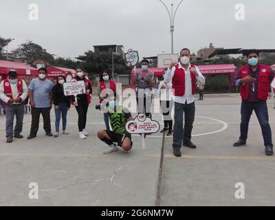 7 juillet 2021, LIMA, PÉROU: (INT) campagne de santé organisée par le gouvernement local dans le sud de Lima, Pérou. 7 juillet 2021, Lima, Pérou: La gestion des femmes et du développement social a organisé une campagne de santé à l'intention des enfants, des personnes âgées et des femmes vivant dans le district de San Juan de Miraflores, situé dans le sud de Lima. Cette campagne a offert des services de santé gratuits à tous les résidents invités. Il a porté sur la médecine générale, la nutrition, l'ophtalmologie et les conseils juridiques gratuits, en outre, des activités sportives ont été menées en présence des fonctionnaires en charge du Dr Draucine Banque D'Images