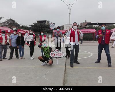 7 juillet 2021, LIMA, PÉROU: (INT) campagne de santé organisée par le gouvernement local dans le sud de Lima, Pérou. 7 juillet 2021, Lima, Pérou: La gestion des femmes et du développement social a organisé une campagne de santé à l'intention des enfants, des personnes âgées et des femmes vivant dans le district de San Juan de Miraflores, situé dans le sud de Lima. Cette campagne a offert des services de santé gratuits à tous les résidents invités. Il a porté sur la médecine générale, la nutrition, l'ophtalmologie et les conseils juridiques gratuits, en outre, des activités sportives ont été menées en présence des fonctionnaires en charge du Dr Draucine Banque D'Images