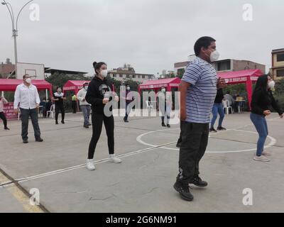 7 juillet 2021, LIMA, PÉROU: (INT) campagne de santé organisée par le gouvernement local dans le sud de Lima, Pérou. 7 juillet 2021, Lima, Pérou: La gestion des femmes et du développement social a organisé une campagne de santé à l'intention des enfants, des personnes âgées et des femmes vivant dans le district de San Juan de Miraflores, situé dans le sud de Lima. Cette campagne a offert des services de santé gratuits à tous les résidents invités. Il a porté sur la médecine générale, la nutrition, l'ophtalmologie et les conseils juridiques gratuits, en outre, des activités sportives ont été menées en présence des fonctionnaires en charge du Dr Draucine Banque D'Images