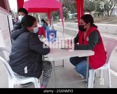 7 juillet 2021, LIMA, PÉROU: (INT) campagne de santé organisée par le gouvernement local dans le sud de Lima, Pérou. 7 juillet 2021, Lima, Pérou: La gestion des femmes et du développement social a organisé une campagne de santé à l'intention des enfants, des personnes âgées et des femmes vivant dans le district de San Juan de Miraflores, situé dans le sud de Lima. Cette campagne a offert des services de santé gratuits à tous les résidents invités. Il a porté sur la médecine générale, la nutrition, l'ophtalmologie et les conseils juridiques gratuits, en outre, des activités sportives ont été menées en présence des fonctionnaires en charge du Dr Draucine Banque D'Images