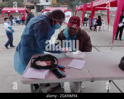 7 juillet 2021, LIMA, PÉROU: (INT) campagne de santé organisée par le gouvernement local dans le sud de Lima, Pérou. 7 juillet 2021, Lima, Pérou: La gestion des femmes et du développement social a organisé une campagne de santé à l'intention des enfants, des personnes âgées et des femmes vivant dans le district de San Juan de Miraflores, situé dans le sud de Lima. Cette campagne a offert des services de santé gratuits à tous les résidents invités. Il a porté sur la médecine générale, la nutrition, l'ophtalmologie et les conseils juridiques gratuits, en outre, des activités sportives ont été menées en présence des fonctionnaires en charge du Dr Draucine Banque D'Images