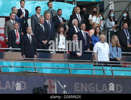 Le duc de Cambridge, le Premier ministre Boris Johnson et Carrie Johnson dans les stands avant le match de demi-finale de l'UEFA Euro 2020 au stade Wembley, Londres. Date de la photo: Mercredi 7 juillet 2021. Banque D'Images