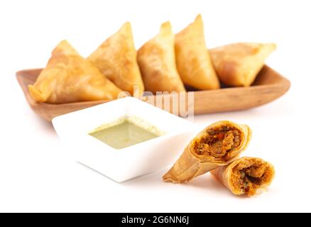 Samosas de légumes isolés sur un fond blanc Banque D'Images