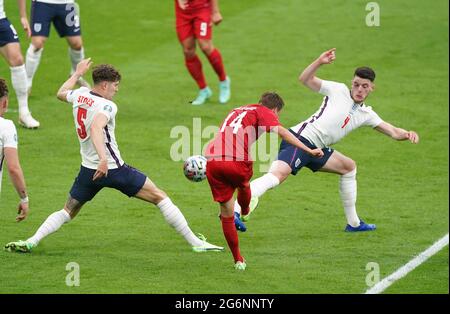 Mikkel Damsgaard au Danemark tire sous la pression de John Stones en Angleterre (à gauche) et Declan Rice (à droite) lors du match de demi-finale de l'UEFA Euro 2020 au stade Wembley, à Londres. Date de la photo: Mercredi 7 juillet 2021. Banque D'Images