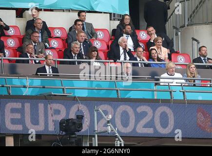 Le duc de Cambridge, le Premier ministre Boris Johnson et Carrie Johnson dans les tribunes lors du match de demi-finale de l'UEFA Euro 2020 au stade Wembley, Londres. Date de la photo: Mercredi 7 juillet 2021. Banque D'Images