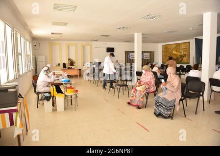 Beja, Tunisie. 07e juillet 2021. Les gens attendent de recevoir la dose du vaccin Spoutnik contre COVID-19 au Centre de la jeunesse de Beja pendant les infections à coronavirus.la pandémie de Covid-19 fait des ravages dans le gouvernorat de Beja, l'un des premiers endroits durement touchés par la 4e vague. Crédit : SOPA Images Limited/Alamy Live News Banque D'Images