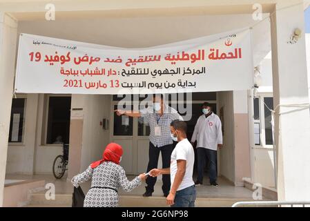 Beja, Tunisie. 07e juillet 2021. Les gens attendent de recevoir la dose du vaccin Spoutnik contre COVID-19 au Centre de la jeunesse de Beja pendant les infections à coronavirus.la pandémie de Covid-19 fait des ravages dans le gouvernorat de Beja, l'un des premiers endroits durement touchés par la 4e vague. Crédit : SOPA Images Limited/Alamy Live News Banque D'Images