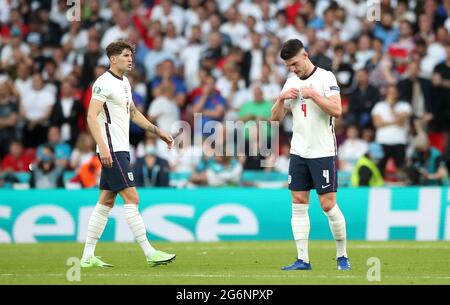 Les John Stones (à gauche) et Declan Rice d'Angleterre apparaissent découragés après que Mikkel Damsgaard, le Danemark, ait inscrit le premier but du match de franc-pied lors du match de demi-finale de l'UEFA Euro 2020 au stade Wembley, à Londres. Date de la photo: Mercredi 7 juillet 2021. Banque D'Images