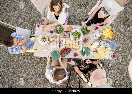 Personnes dînant à l'extérieur, vue sur la table depuis le dessus Banque D'Images