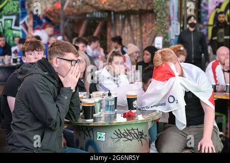 Digbeth, Birmingham 7 juillet 2021 chagrin des fans alors que le Danemark marque contre l'Angleterre en demi-finale de l'Euro 2020. Les fans ont regardé sous les arches de chemin de fer au bar pop-up Big Fang dans le centre-ville de Birmingham. Pic by Stop appuyez sur Media/Alamy Live News Banque D'Images