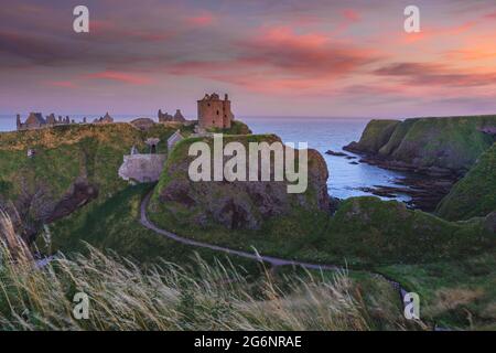 Ruines du château de Dunottar sur une falaise, sur la côte nord-est de l'Écosse, Stonehaven, Aberdeen, Royaume-Uni Banque D'Images