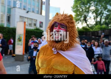 Londres, Royaume-Uni. 07e juillet 2021. Les fans arrivent pour la demi-finale de la coupe d'Europe entre l'Angleterre et le Danemark à Wembley, Angleterre crédit: SPP Sport Press photo. /Alamy Live News Banque D'Images