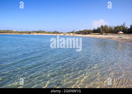 Plage d'Apulia : réserve naturelle de Torre Guaceto en Italie. Vue sur la côte et les dunes avec maquis méditerranéen. Banque D'Images