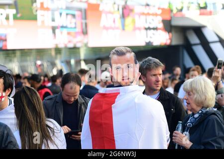 Londres, Royaume-Uni. 07e juillet 2021. Les fans arrivent pour la demi-finale de la coupe d'Europe entre l'Angleterre et le Danemark à Wembley, Angleterre crédit: SPP Sport Press photo. /Alamy Live News Banque D'Images